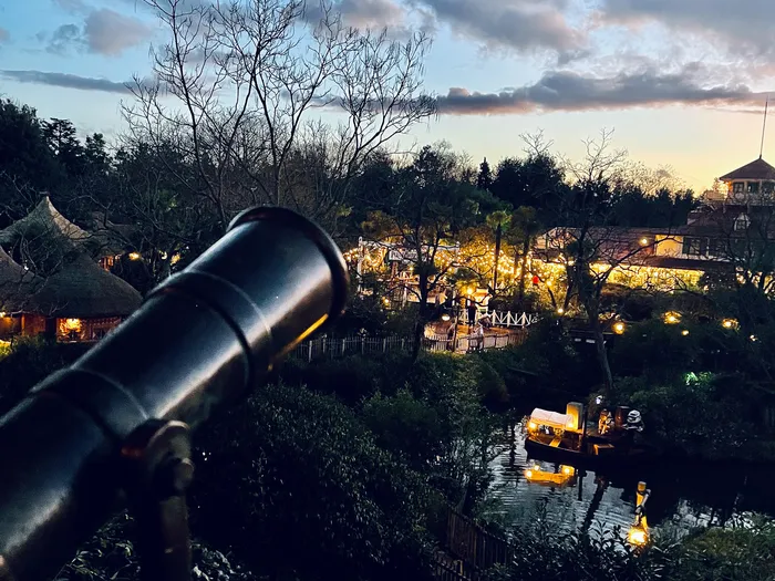 Petit canon pointé vers Adventure Isle illuminée et sa rivière au crépuscule, depuis La Cabane des Robinson