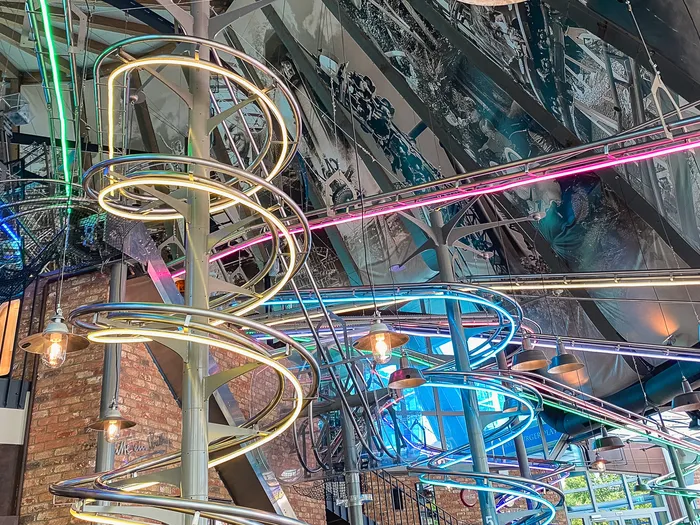 Boucles métalliques et néons du restaurant Food Loop vus de l’intérieur, à Europa-Park