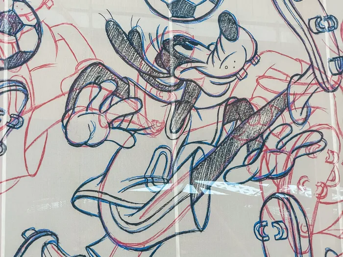 Fresque au crayon de Dingo jonglant avec un ballon de foot sur la façade du Sports Bar & Lounge, Disney Village.