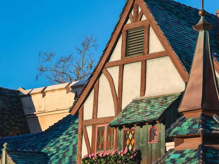 Toit à colombages et girouette écureuil de l’attraction Peter Pan’s Flight, ciel bleu, Fantasyland.