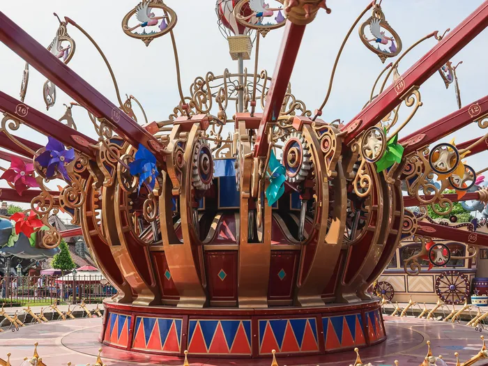 Structure centrale dorée et ornée du manège Dumbo the Flying Elephant avec jets d’eau à Fantasyland