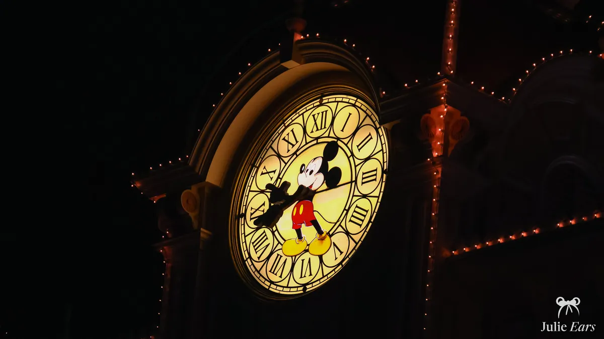 Horloge Mickey Mouse illuminée sur la façade du Disneyland Hotel, le soir
