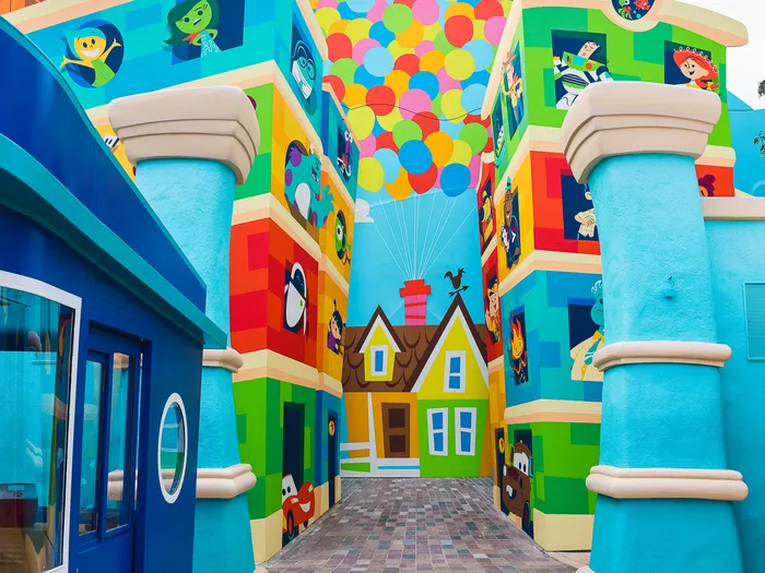 Fresque colorée aux ballons et maison du film Là-haut, à l’entrée de Worlds of Pixar.
