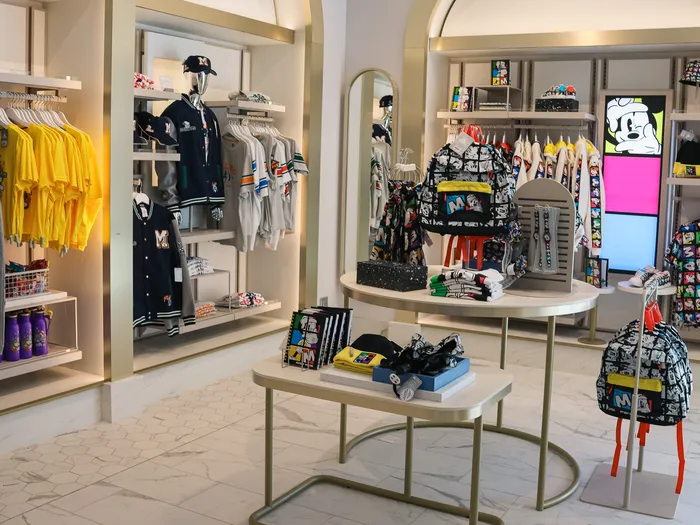 Rayon de vêtements, casquettes et sac à dos Mickey chez Disney Style, au Disney Village