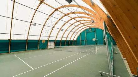 Le court de tennis couvert du Disney Davy Crockett Ranch, sous une charpente en bois