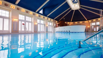La piscine intérieure du Disney Newport Bay Club, au décor nautique