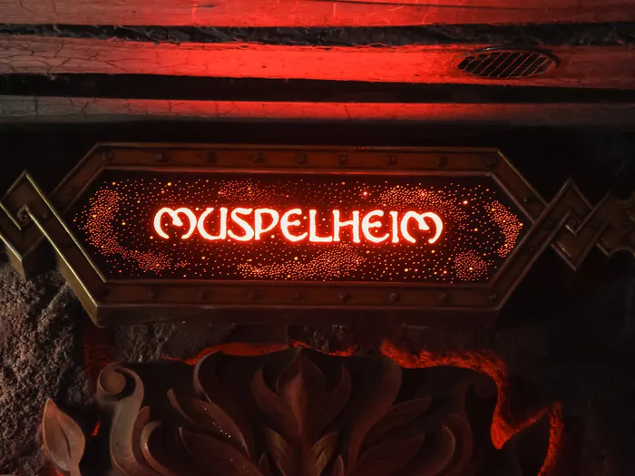Enseigne rouge lumineuse Muspelheim dans la file d’attente sombre de Wodan à Europa-Park