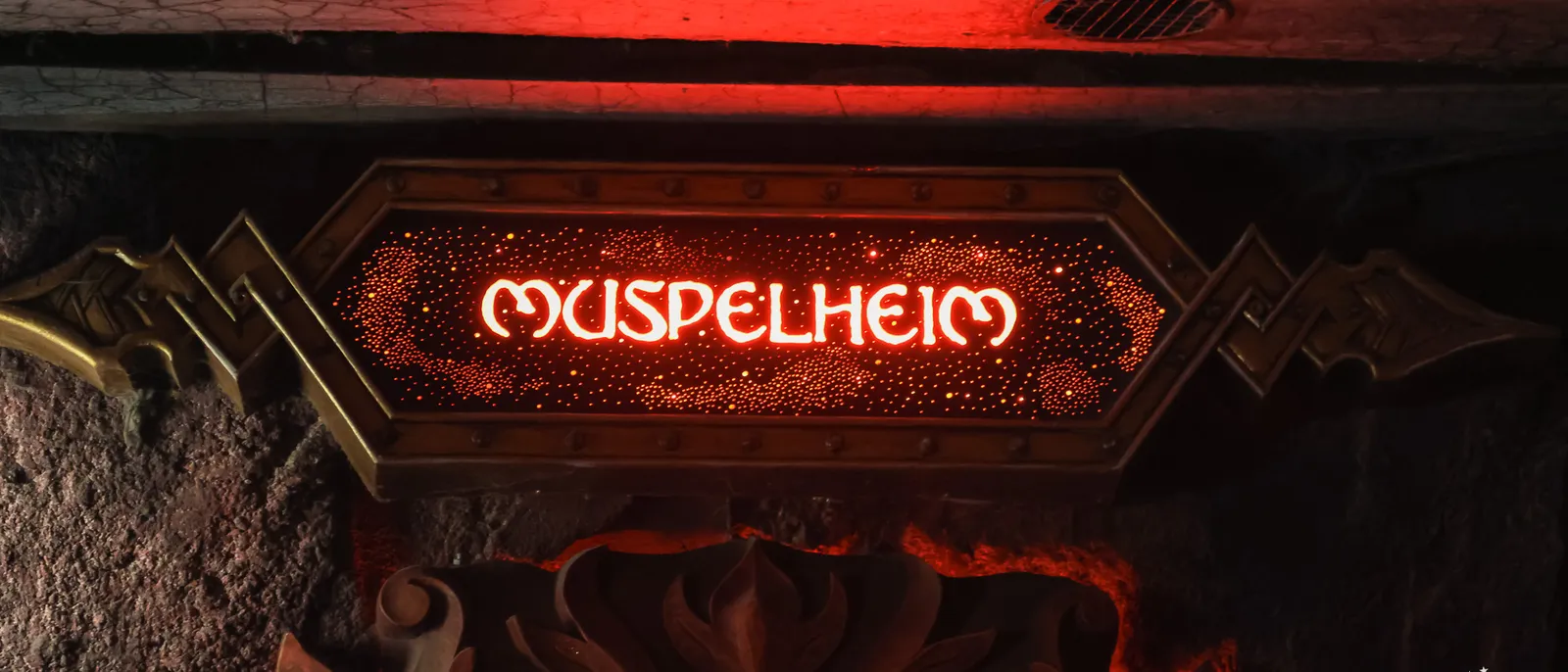 Enseigne rouge lumineuse Muspelheim dans la file d’attente sombre de Wodan à Europa-Park