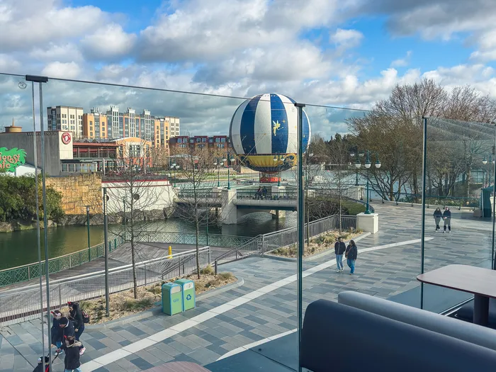 Vue depuis la terrasse du McDonald’s sur le lac du Disney Village et la montgolfière PanoraMagique