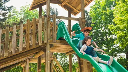 L’aire de jeux extérieure en bois du Disney Davy Crockett Ranch, avec toboggan