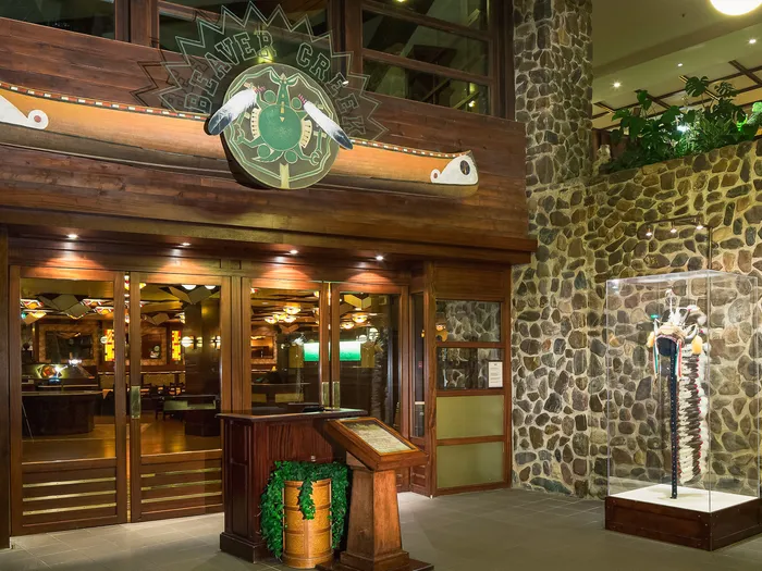 Entrée boisée du Beaver Creek Tavern avec son enseigne au castor, au Disney Sequoia Lodge
