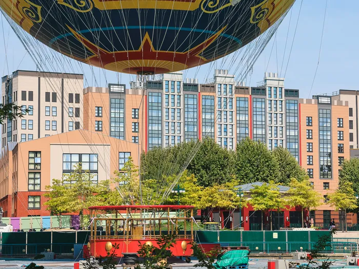 Façade de l’Hotel New York The Art of Marvel au bord du lac, ballon PanoraMagique au-dessus