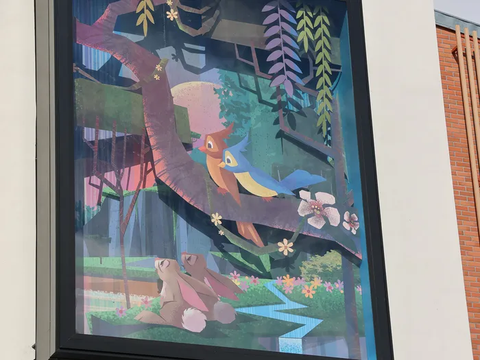 Tableau stylisé d’une forêt avec hibou, oiseau bleu et lapins, boutique Deco by Disney