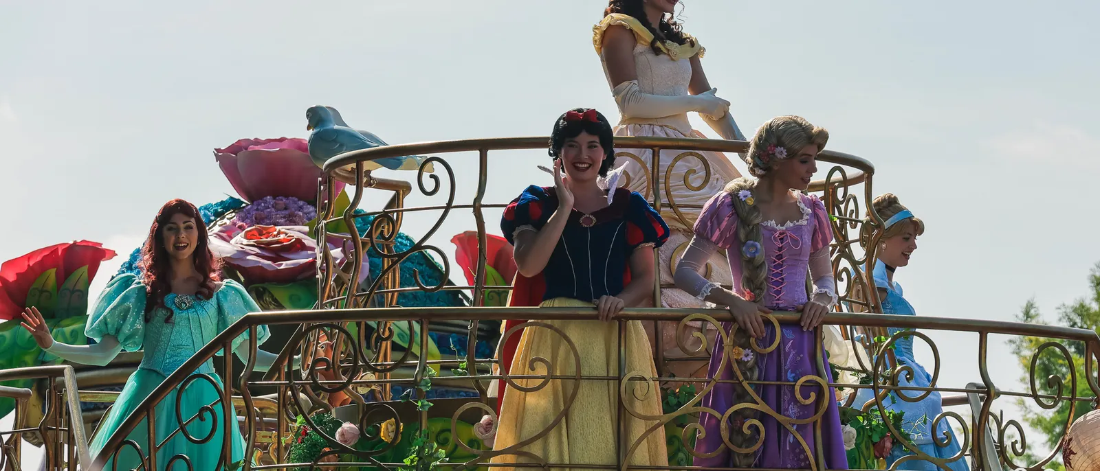 Blanche-Neige salue entourée de Belle, Raiponce, Ariel et Cendrillon sur un char de parade, Disneyland Paris