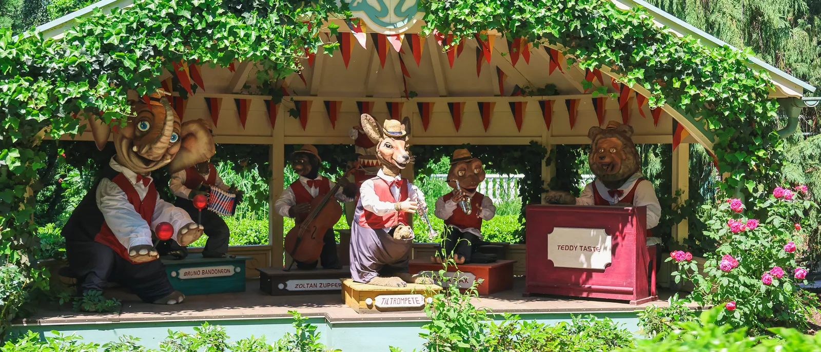 Automates animaux musiciens (renard, lapins, ours) sous un kiosque fleuri à Europa-Park