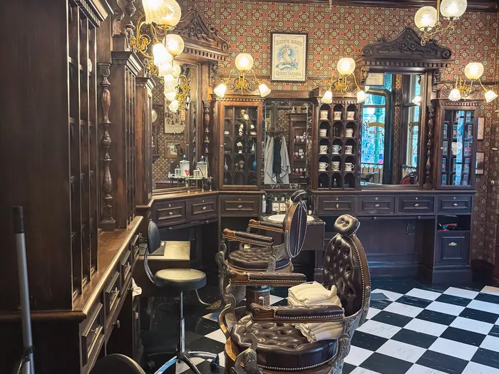 Fauteuils de barbier en cuir et mugs à raser du salon Dapper Dan’s Hair Cuts, Main Street U.S.A., Disneyland Paris