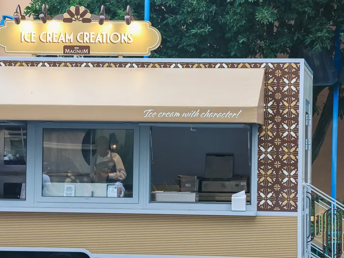 Façade du kiosque Ice Cream Creations avec auvent « Ice cream with character » et comptoir de service