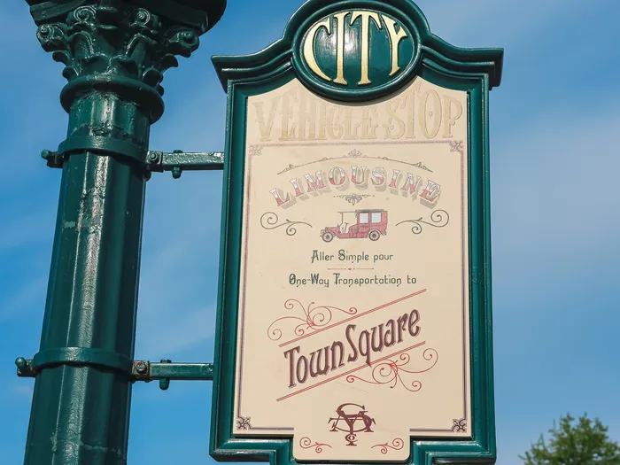 Panneau vert City Vehicle Stop indiquant la limousine vers Town Square sur Main Street