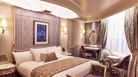 Chambre du Disneyland Hotel thématisée La Petite Sirène, avec un tableau d'Ariel et Éric en barque au-dessus du lit