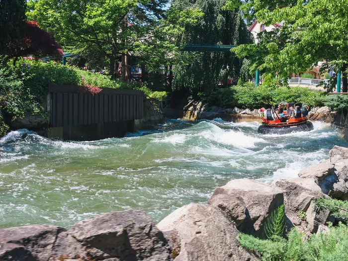 Radeau orange chargé de visiteurs sur les rapides bouillonnants du Fjord-Rafting à Europa-Park