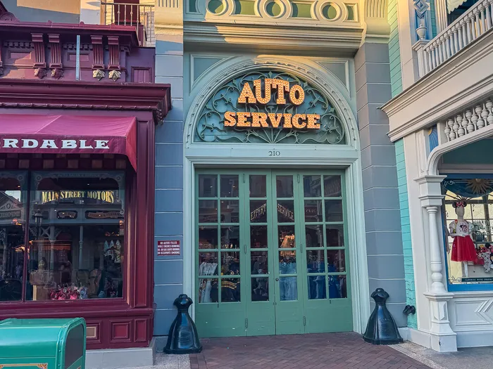 Devanture verte Auto Service et boutique Main Street Motors sur Main Street U.S.A.