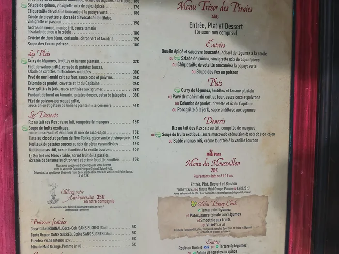 Panneau de la carte de Captain Jack’s avec plats, menus et prix affichés à l’entrée du restaurant pirate d’Adventureland.