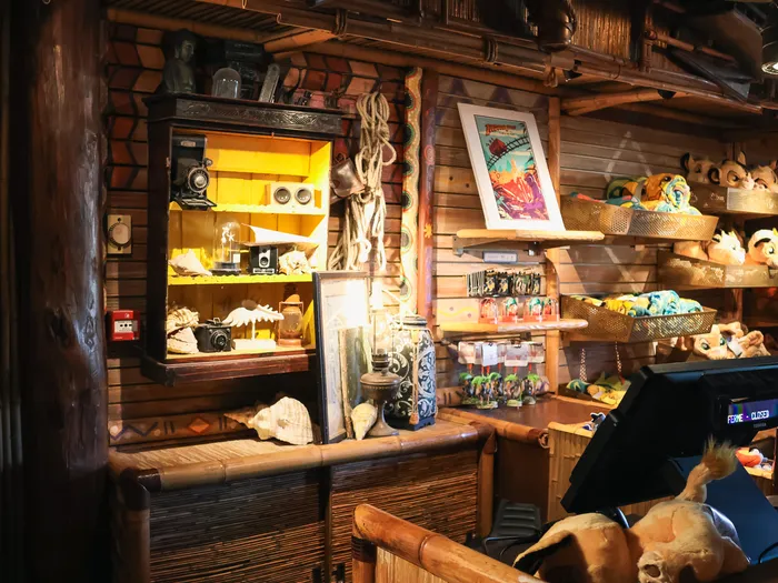 Counter and expedition decor of the Indiana Jones Adventure Outpost shop at Disneyland Paris.