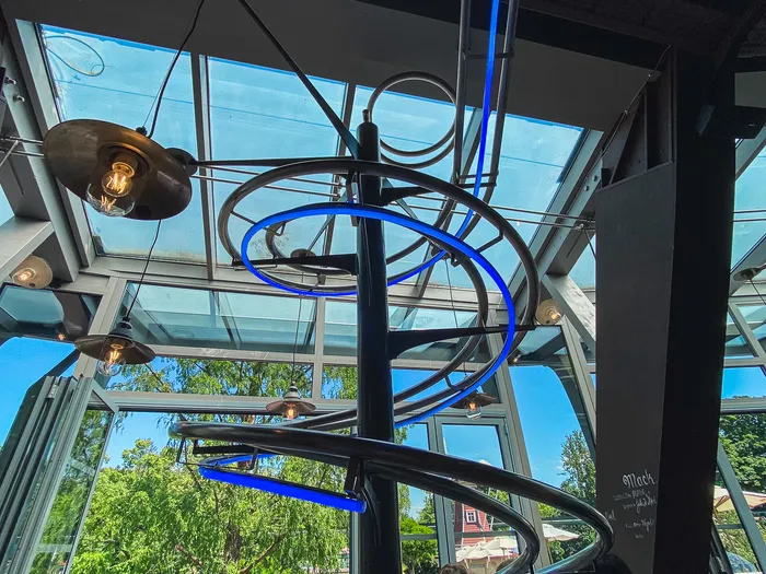 Rails en boucle du restaurant Food Loop qui acheminent les plats, sous verrière, à Europa-Park
