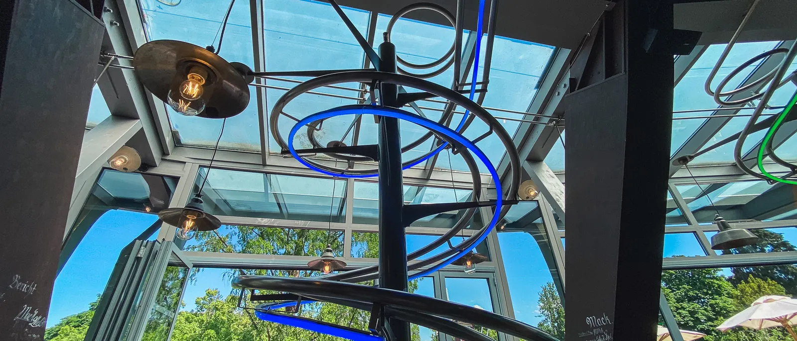 Rails en boucle du restaurant Food Loop qui acheminent les plats, sous verrière, à Europa-Park