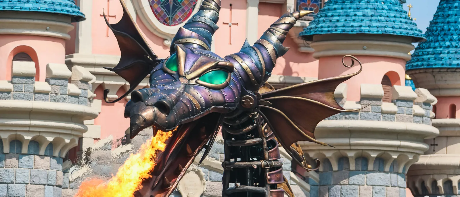 Char du dragon Maléfique crachant une flamme devant le château, pendant une parade en journée à Disneyland Paris