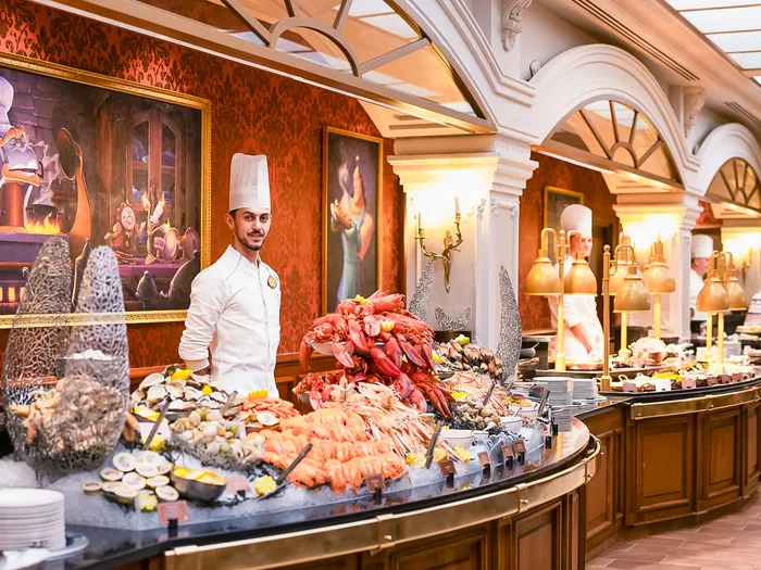 Buffet de fruits de mer (crustacés, sushis) présenté par un chef au restaurant Royal Banquet du Disneyland Hotel