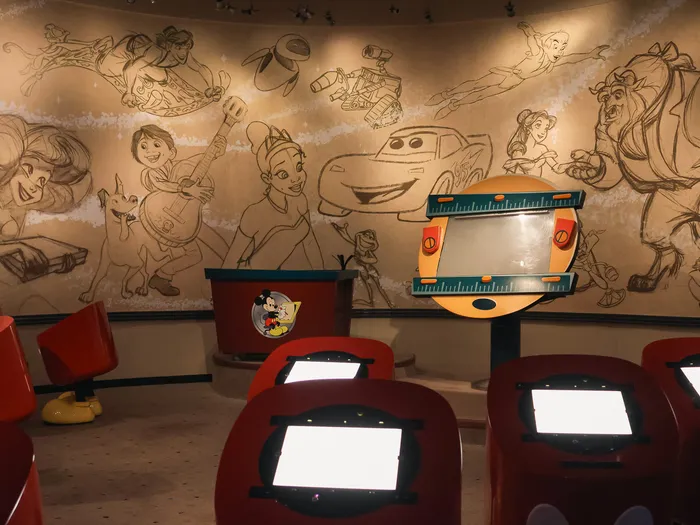 Salle de l’Animation Academy avec pupitres de dessin et croquis muraux