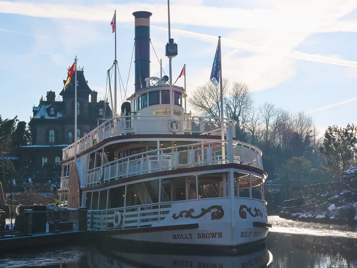 Le vapeur Molly Brown amarré au Thunder Mesa Riverboat Landing, rochers enneigés et Phantom Manor sous le soleil d’hiver
