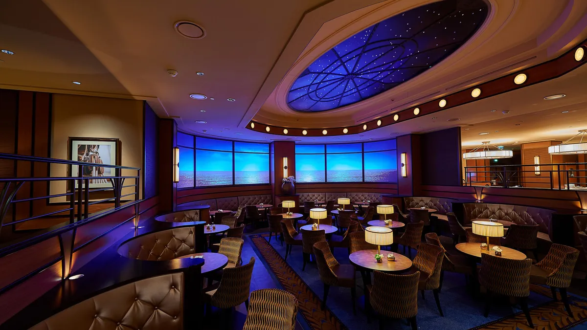 Salon du Compass Club au Disney Newport Bay Club, décor nautique avec coupole étoilée et écrans donnant sur la mer