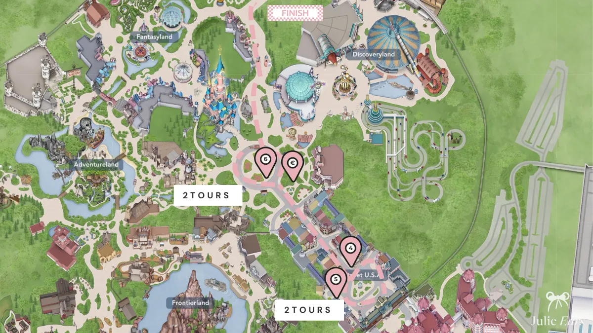 Plan du Parc Disneyland situant le trajet de la parade de Noël et les meilleurs emplacements pour la version du soir