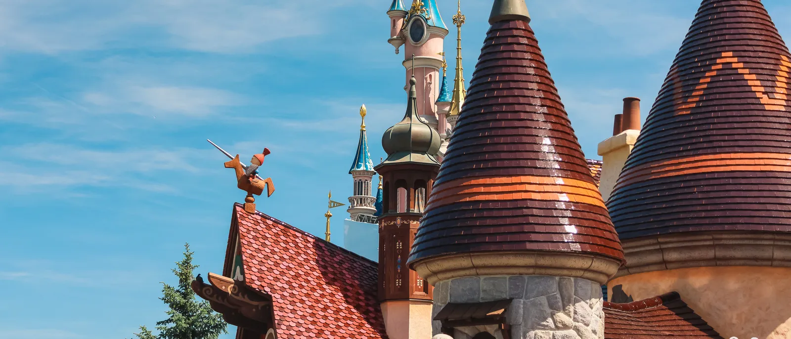 Toits pointus et tourelles colorées d’un bâtiment de Fantasyland à Disneyland Paris