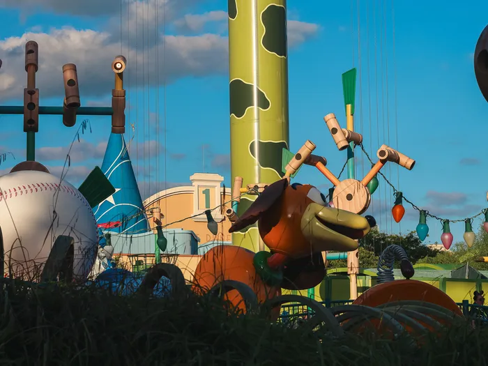 Figurine de Slinky Dog entourée d’une balle de baseball géante et de guirlandes lumineuses à Toy Story Playland