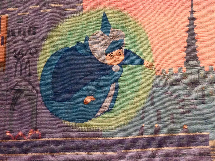 Détail de tapisserie montrant la fée Pimprenelle en robe bleue, dans la Galerie de la Belle au Bois Dormant.