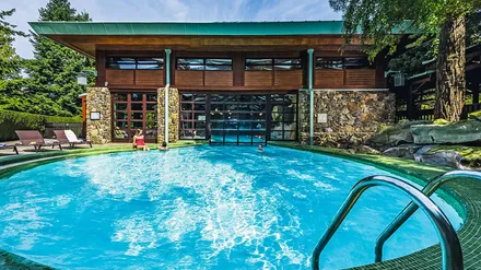 La piscine extérieure du Disney Sequoia Lodge, dans son cadre de forêt et de rochers