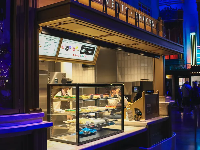Comptoir Refreshments and Snacks du Searchlight avec vitrine réfrigérée sous un éclairage bleu