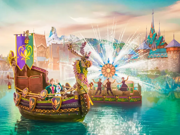 Illustration du spectacle A Celebration in Arendelle avec bateaux ornés sur le lac de World of Frozen.