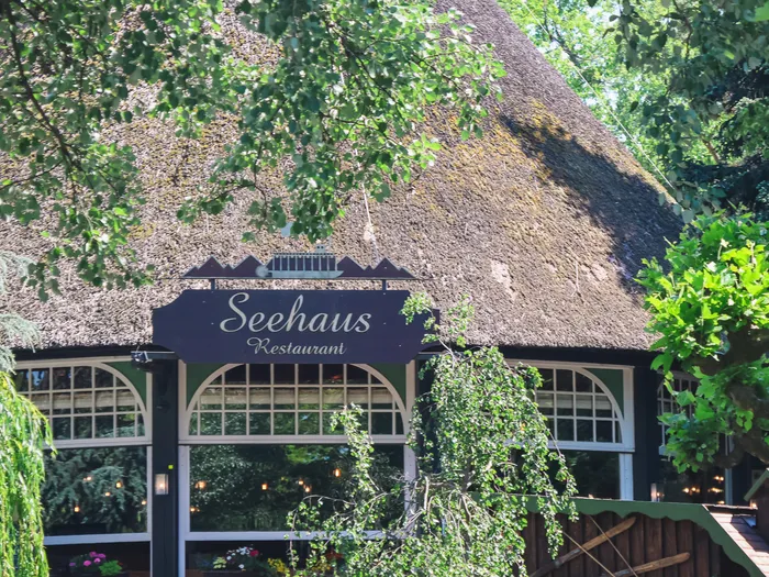 Restaurant Seehaus au toit de chaume niché dans la verdure, à Europa-Park