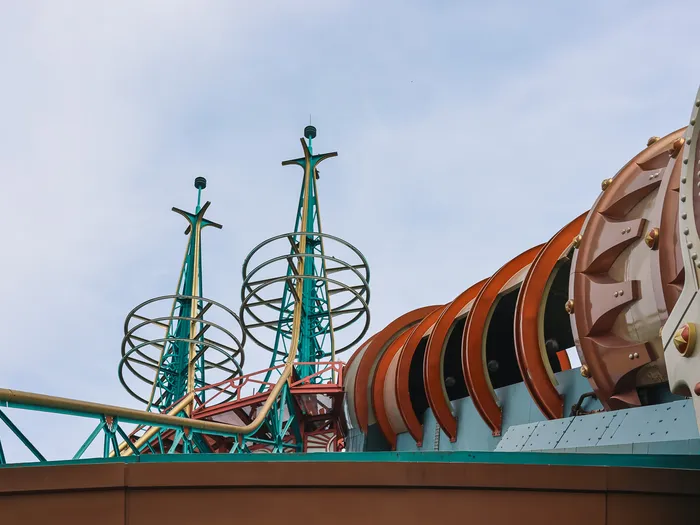 Le canon de lancement de Space Mountain et les flèches métalliques du land Discoveryland.