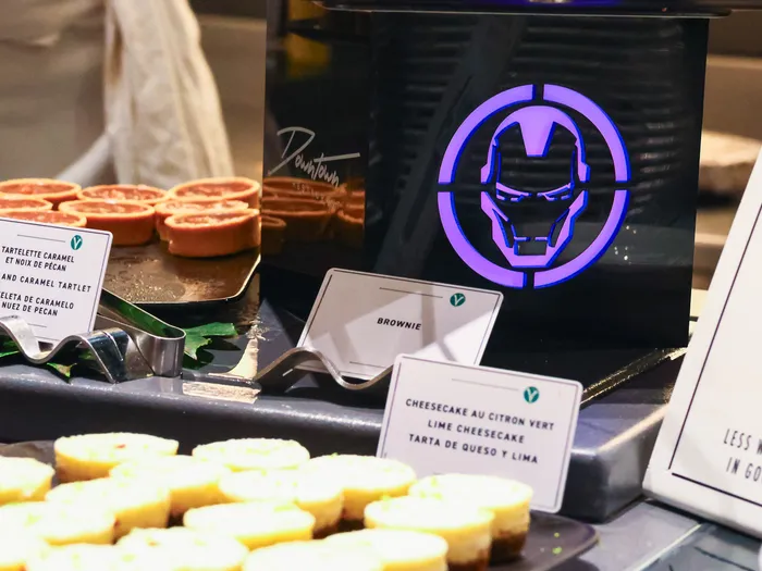 Desserts du Downtown Restaurant, tartelettes caramel pécan et cheesecake, sous une enseigne Iron Man lumineuse