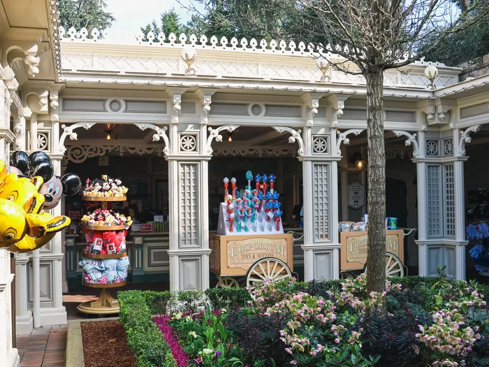 The pushchair and wheelchair hire pavilion at Disneyland Paris, near a souvenir cart and Mickey balloons.