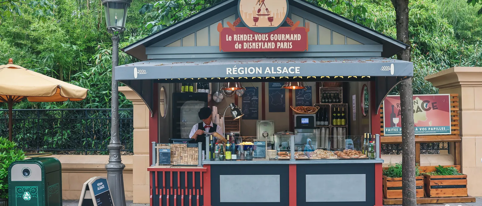 Chalet en bois « Le Rendez-vous gourmand de Disneyland Paris », enseigne région Alsace, cuisinier au comptoir