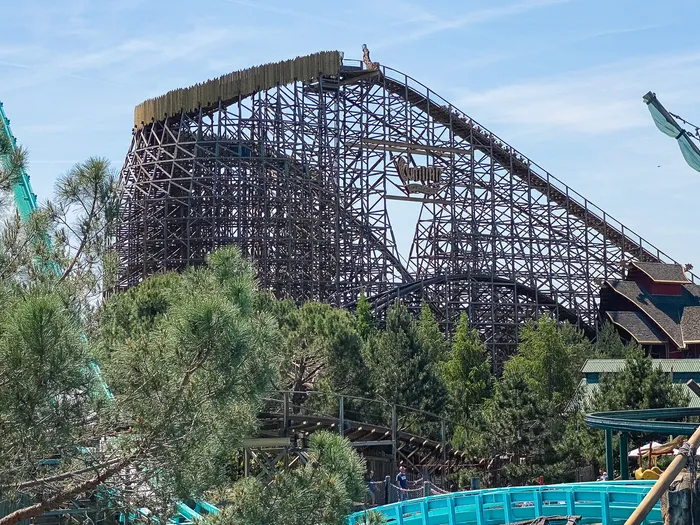 La grande structure en bois du grand huit Wodan Timbur Coaster sous un ciel bleu à Europa-Park