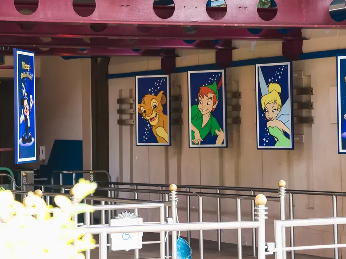 File d’attente du spectacle Mickey PhilharMagique avec affiches de Simba, Peter Pan, la Fée Clochette et Mickey.