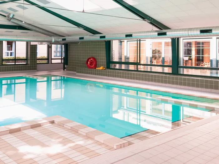 Piscine intérieure carrelée de l’Aparthotel Adagio près de Disneyland Paris