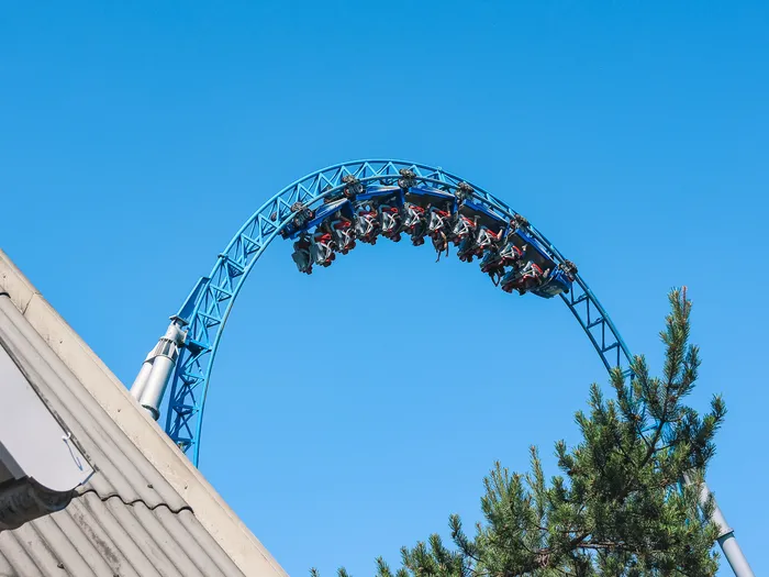 Train de Blue Fire au sommet d’une courbe bleue se détachant sur le ciel à Europa-Park.